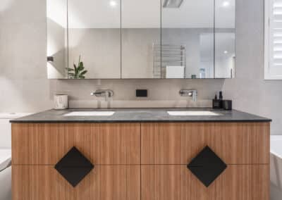 Scarborough ensuite double vanity with mirrored cabinetry and custom handles