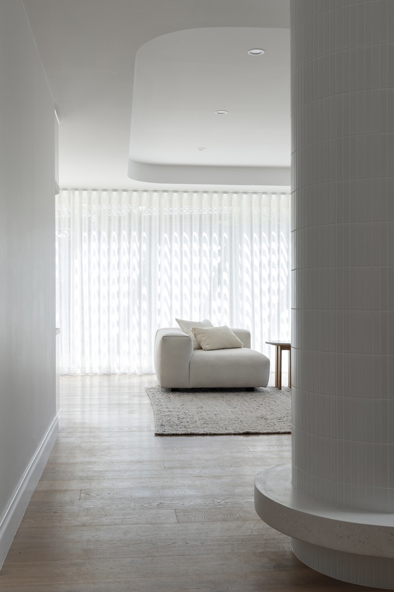 Curved ensuite wall in white marble stone